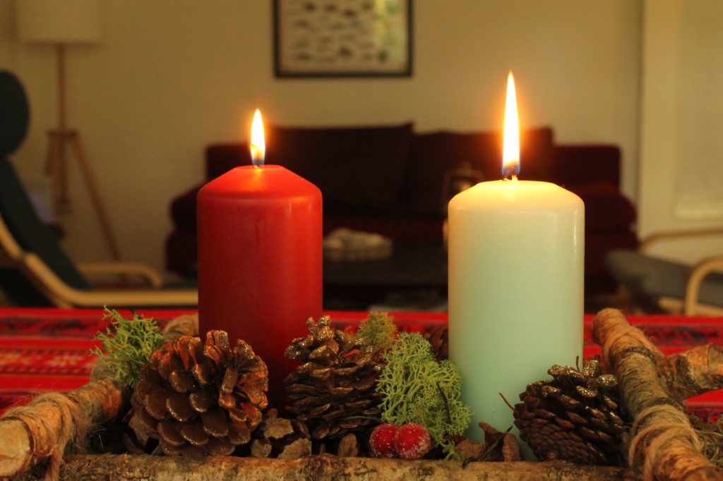 Adventszeit mit Kerzenschein: Rauchwarnmelder können Leben retten. Ihre Installation ist gesetzlich vorgeschrieben. 